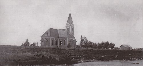 Juurikoski-teoksen takakansi esittää Ylivieskan toista kirkkoa, joka rakennettiin 1786